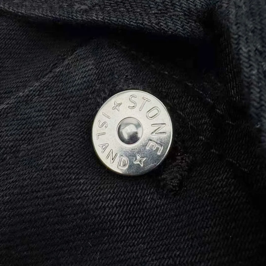P490 Stone island double-pocket badge denim jacket (black). The original product was purchased for RMB 6,300. The fabric is made of custom-made high-density twill denim. It is full of texture and comfortable to the skin. It is painted with classic retro black and is full of natural purity. The front chest pocket is cut into the front with a golden ratio. A pragmatic reconstruction of the ritual sense. The iconic Stonesland badge is embellished on the sleeve, like a unique medal, highlighting the brand's imprint. Simple lines outline a neat silhouette, outlining a casual and free style. The workwear gene is infused with luxury DNA, simple charm, versatile charm, using imported machine embroidery technology. Using advanced computer control systems and precision mechanical components to realize the Stonesland badge embroidery operation with high precision. The lines are smooth and delicate. The whole garment is washed with Zhongxiao. Use a special solution to remove stains and slight fading. Snow wash to remove fading through strong washing. To make the color more uniform, the entire piece of clothing is stitched using an embedded clamp machine. The embedded clamp machine can control the distance between the two needles by changing the needle position, so that the stitching can be seamless, smooth and tidy. Size:S-M-L-XL